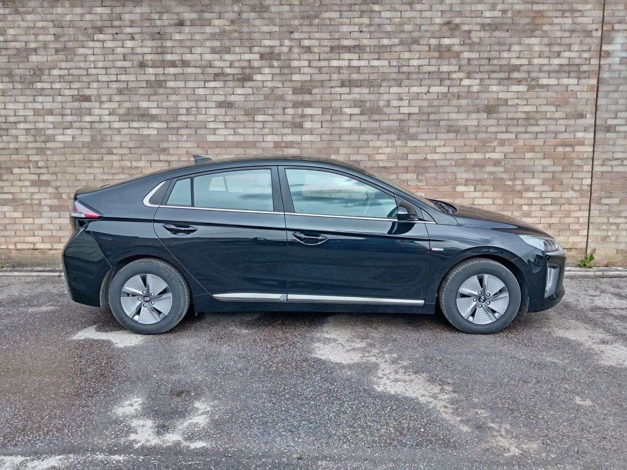 A 2020 HYUNDAI IONIQ 1.6 h-GDi Premium Hatchback 5dr Petrol Hybrid DCT Euro 6 (s/s) (141 ps) A 2020 HYUNDAI IONIQ 1.6 h-GDi Premium Hatchback 5dr Petrol Hybrid DCT Euro 6 (s/s) (141 ps)