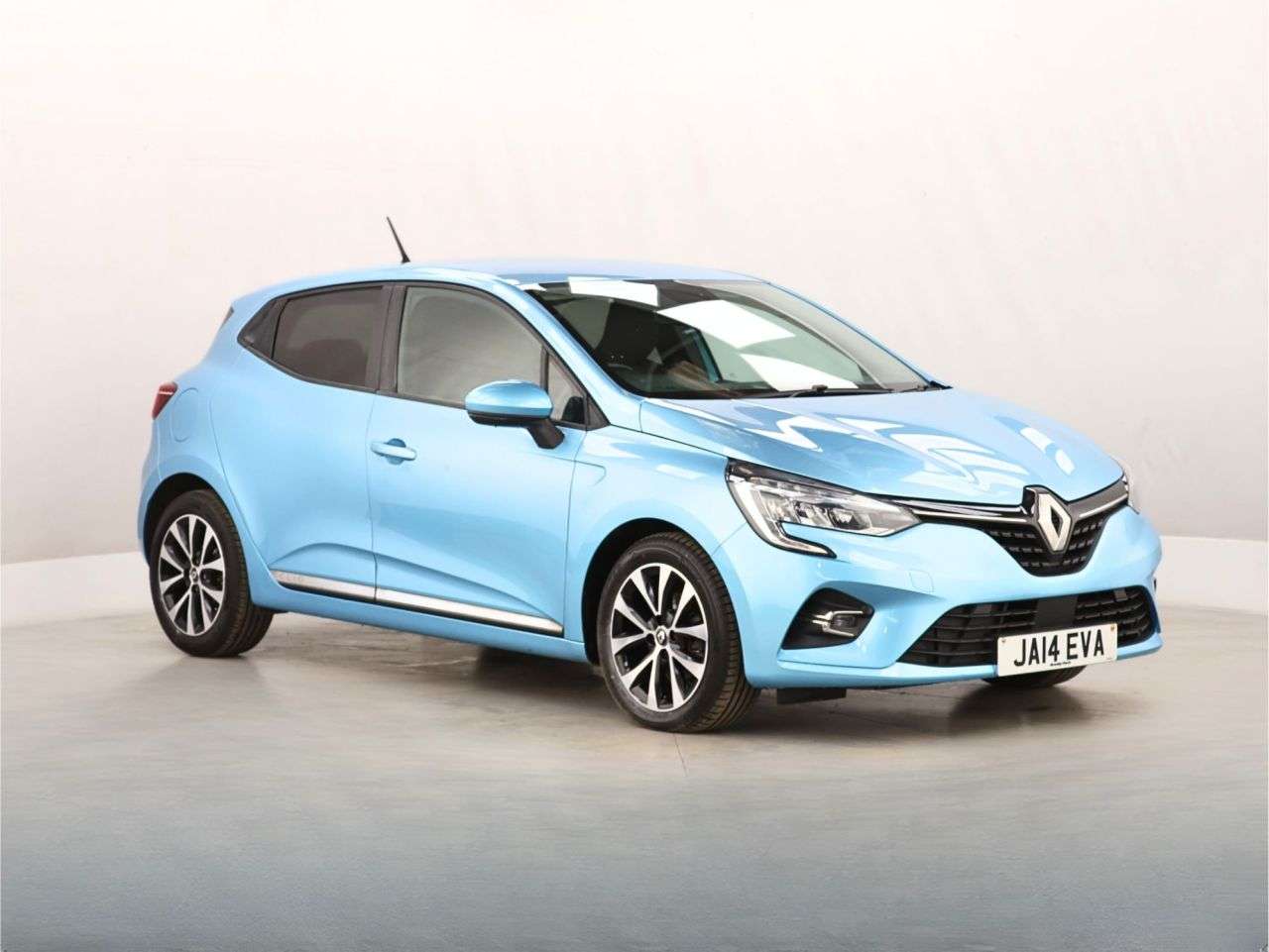 A 2020 RENAULT CLIO 1.0 SCe Iconic Hatchback 5dr Petrol Manual Euro 6 (s/s) (75 ps) A 2020 RENAULT CLIO 1.0 SCe Iconic Hatchback 5dr Petrol Manual Euro 6 (s/s) (75 ps)