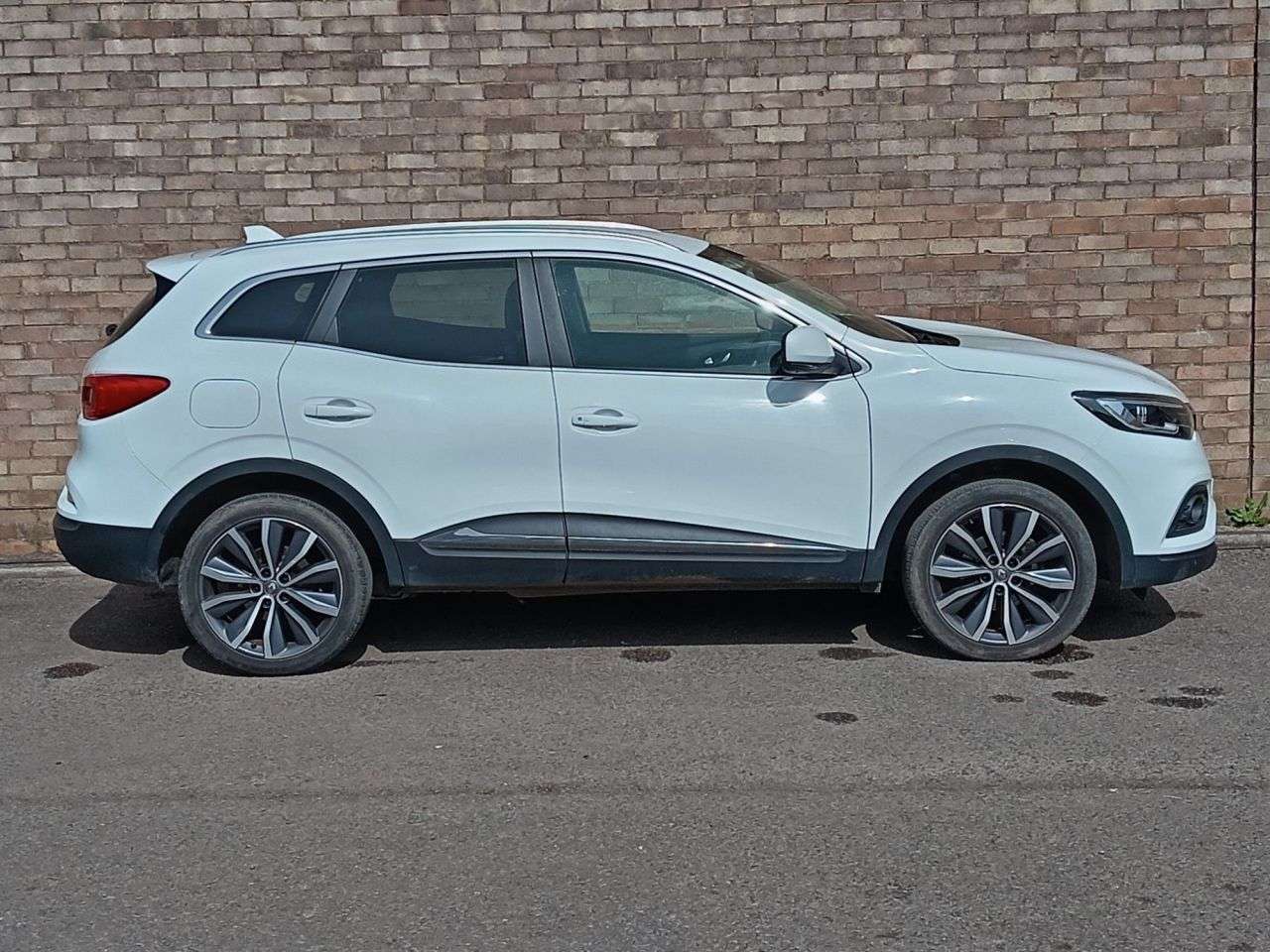 A 2019 RENAULT KADJAR 1.3 TCe Iconic SUV 5dr Petrol Manual Euro 6 (s/s) (140 ps) A 2019 RENAULT KADJAR 1.3 TCe Iconic SUV 5dr Petrol Manual Euro 6 (s/s) (140 ps)