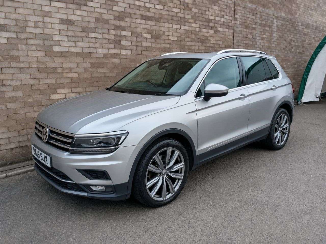 A 2019 VOLKSWAGEN TIGUAN 2.0 TDI SEL SUV 5dr Diesel DSG 4Motion Euro 6 (s/s) (190 ps) A 2019 VOLKSWAGEN TIGUAN 2.0 TDI SEL SUV 5dr Diesel DSG 4Motion Euro 6 (s/s) (190 ps)