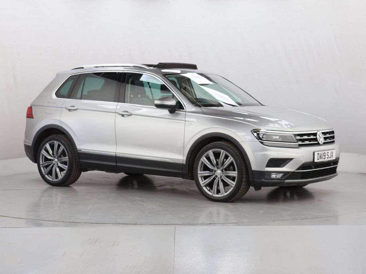 A 2019 VOLKSWAGEN TIGUAN 2.0 TDI SEL SUV 5dr Diesel DSG 4Motion Euro 6 (s/s) (190 ps) A 2019 VOLKSWAGEN TIGUAN 2.0 TDI SEL SUV 5dr Diesel DSG 4Motion Euro 6 (s/s) (190 ps)