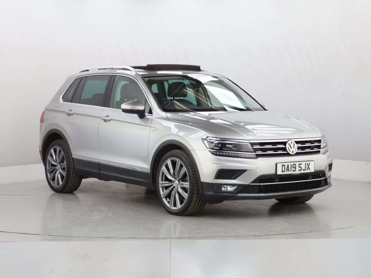 A 2019 VOLKSWAGEN TIGUAN 2.0 TDI SEL SUV 5dr Diesel DSG 4Motion Euro 6 (s/s) (190 ps) A 2019 VOLKSWAGEN TIGUAN 2.0 TDI SEL SUV 5dr Diesel DSG 4Motion Euro 6 (s/s) (190 ps)
