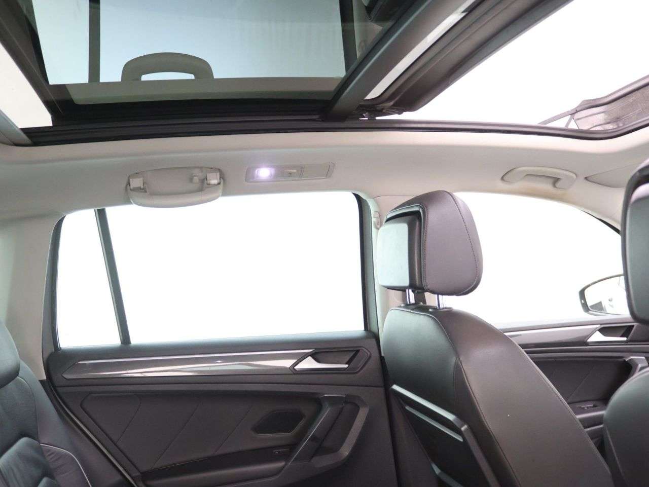 A 2019 VOLKSWAGEN TIGUAN 2.0 TDI SEL SUV 5dr Diesel DSG 4Motion Euro 6 (s/s) (190 ps) A 2019 VOLKSWAGEN TIGUAN 2.0 TDI SEL SUV 5dr Diesel DSG 4Motion Euro 6 (s/s) (190 ps)