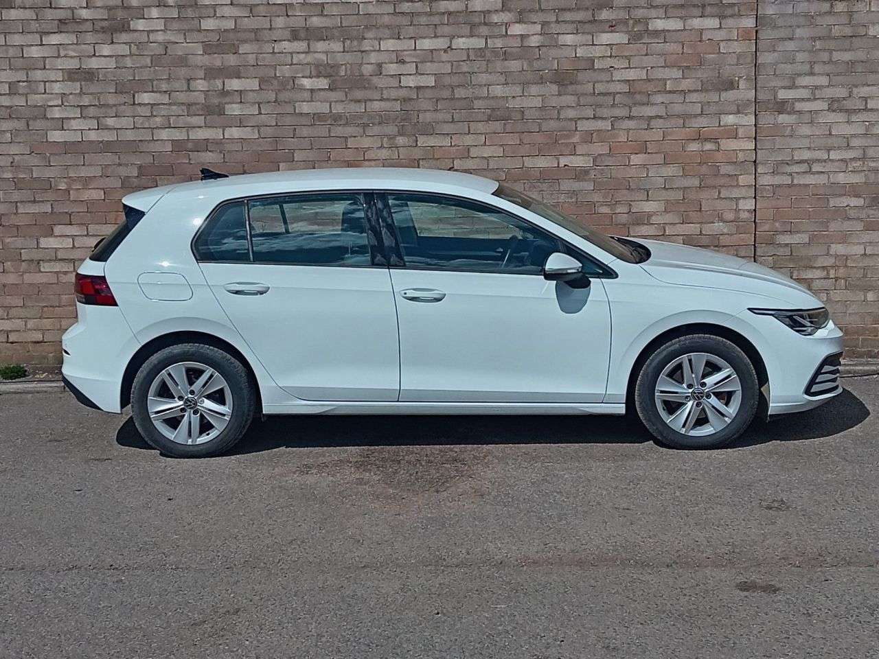 A 2022 VOLKSWAGEN GOLF 1.0 TSI Life Hatchback 5dr Petrol Manual Euro 6 (s/s) (110 ps) A 2022 VOLKSWAGEN GOLF 1.0 TSI Life Hatchback 5dr Petrol Manual Euro 6 (s/s) (110 ps)