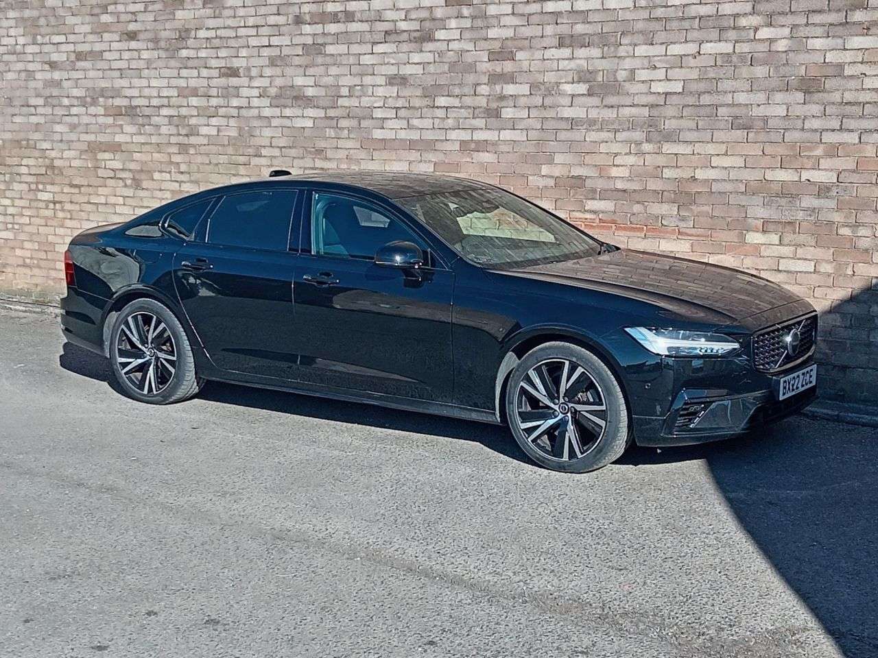 A 2022 VOLVO S90 2.0h T8 Recharge 18.8kWh R-Design Saloon 4dr Petrol Plug-in Hybrid Auto AWD A 2022 VOLVO S90 2.0h T8 Recharge 18.8kWh R-Design Saloon 4dr Petrol Plug-in Hybrid Auto AWD