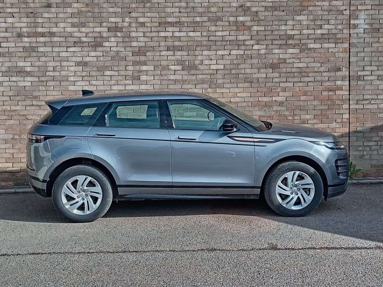 A 2022 LAND ROVER RANGE ROVER EVOQUE 1.5 P300e 12.2kWh R-Dynamic S SUV 5dr Petrol Plug-in Hybrid Auto 4WD Euro 6 A 2022 LAND ROVER RANGE ROVER EVOQUE 1.5 P300e 12.2kWh R-Dynamic S SUV 5dr Petrol Plug-in Hybrid Auto 4WD Euro 6