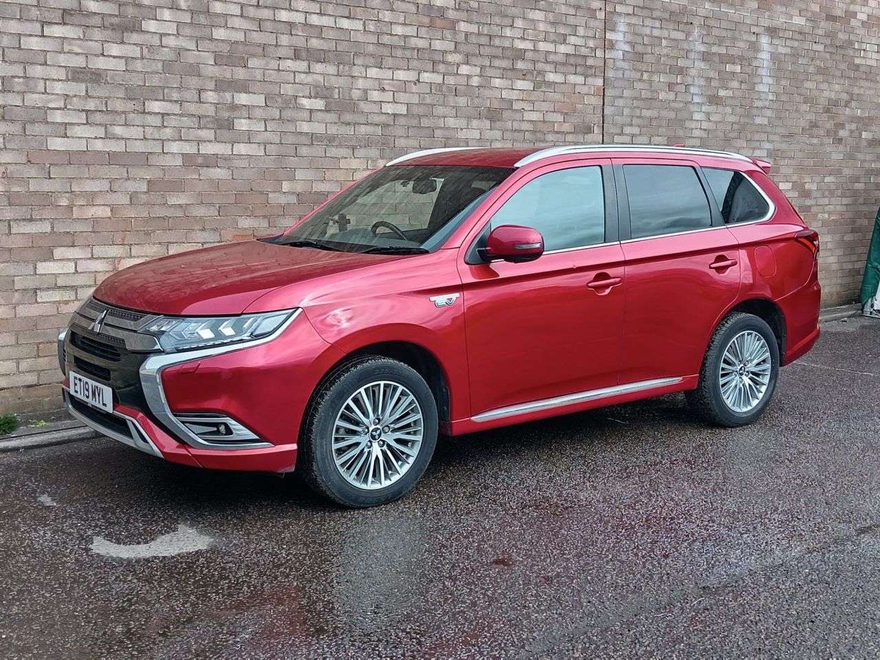 A 2019 MITSUBISHI OUTLANDER 2.4h TwinMotor 13.8kWh 4h SUV 5dr Petrol Plug-in Hybrid CVT 4WD Euro 6 (s/s A 2019 MITSUBISHI OUTLANDER 2.4h TwinMotor 13.8kWh 4h SUV 5dr Petrol Plug-in Hybrid CVT 4WD Euro 6 (s/s
