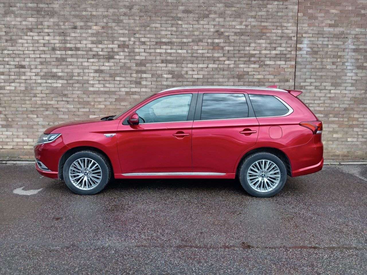 A 2019 MITSUBISHI OUTLANDER 2.4h TwinMotor 13.8kWh 4h SUV 5dr Petrol Plug-in Hybrid CVT 4WD Euro 6 (s/s A 2019 MITSUBISHI OUTLANDER 2.4h TwinMotor 13.8kWh 4h SUV 5dr Petrol Plug-in Hybrid CVT 4WD Euro 6 (s/s