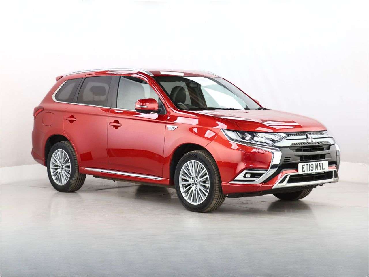 A 2019 MITSUBISHI OUTLANDER 2.4h TwinMotor 13.8kWh 4h SUV 5dr Petrol Plug-in Hybrid CVT 4WD Euro 6 (s/s A 2019 MITSUBISHI OUTLANDER 2.4h TwinMotor 13.8kWh 4h SUV 5dr Petrol Plug-in Hybrid CVT 4WD Euro 6 (s/s