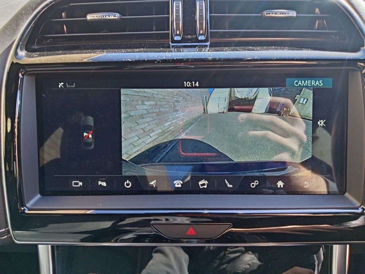 A 2020 JAGUAR XE 2.0 D180 R-Dynamic S Saloon 4dr Diesel Auto Euro 6 (s/s) (180 ps) A 2020 JAGUAR XE 2.0 D180 R-Dynamic S Saloon 4dr Diesel Auto Euro 6 (s/s) (180 ps)