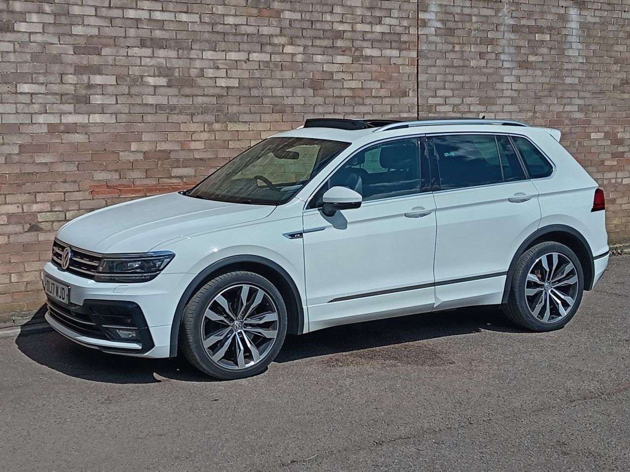 A 2017 VOLKSWAGEN TIGUAN 2.0 TDI BlueMotion Tech R-Line SUV 5dr Diesel DSG 4Motion Euro 6 (s/s) (190 A 2017 VOLKSWAGEN TIGUAN 2.0 TDI BlueMotion Tech R-Line SUV 5dr Diesel DSG 4Motion Euro 6 (s/s) (190