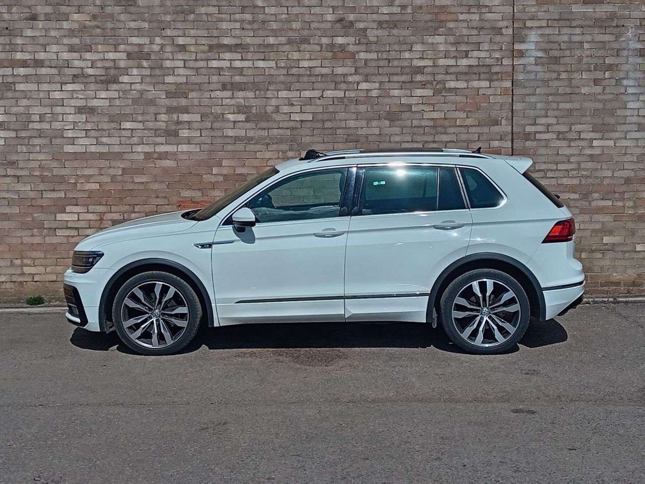 A 2017 VOLKSWAGEN TIGUAN 2.0 TDI BlueMotion Tech R-Line SUV 5dr Diesel DSG 4Motion Euro 6 (s/s) (190 A 2017 VOLKSWAGEN TIGUAN 2.0 TDI BlueMotion Tech R-Line SUV 5dr Diesel DSG 4Motion Euro 6 (s/s) (190