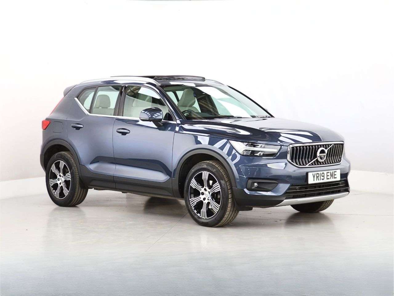 A 2019 VOLVO XC40 1.5 T3 Inscription SUV 5dr Petrol Auto Euro 6 (s/s) (163 ps) A 2019 VOLVO XC40 1.5 T3 Inscription SUV 5dr Petrol Auto Euro 6 (s/s) (163 ps)