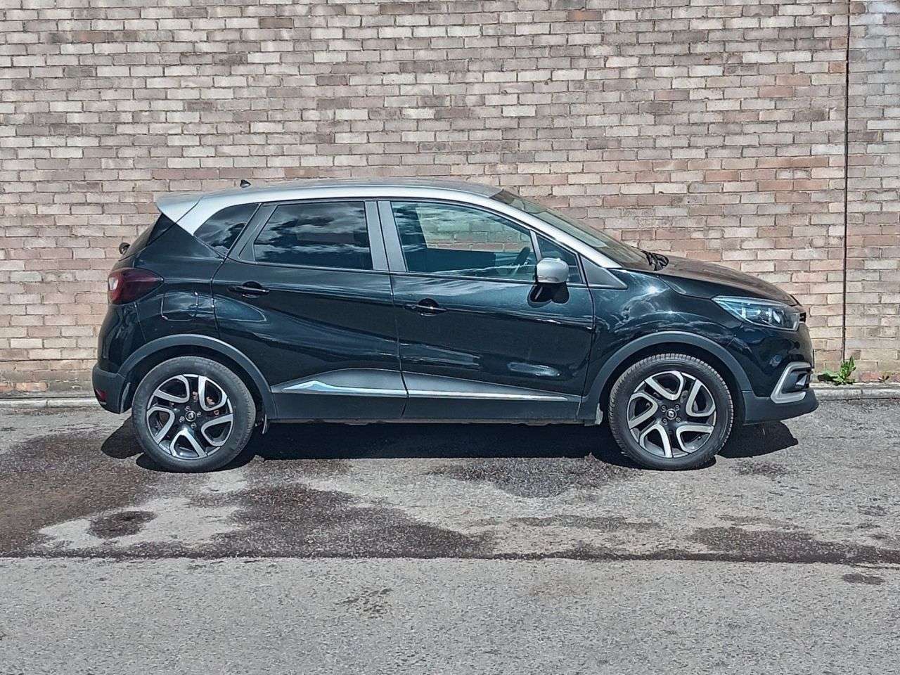 A 2018 RENAULT CAPTUR 0.9 TCe ENERGY Iconic SUV 5dr Petrol Manual Euro 6 (s/s) (90 ps) A 2018 RENAULT CAPTUR 0.9 TCe ENERGY Iconic SUV 5dr Petrol Manual Euro 6 (s/s) (90 ps)