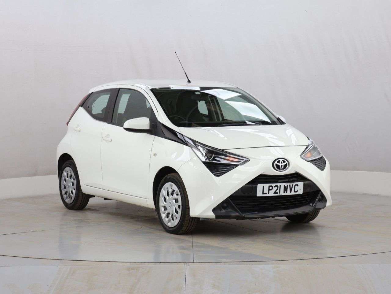 A 2021 TOYOTA AYGO 1.0 VVT-i x-play Hatchback 5dr Petrol Manual Euro 6 (s/s) (71 ps) A 2021 TOYOTA AYGO 1.0 VVT-i x-play Hatchback 5dr Petrol Manual Euro 6 (s/s) (71 ps)