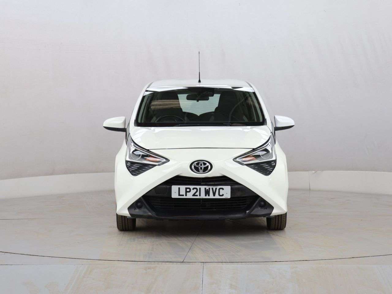 A 2021 TOYOTA AYGO 1.0 VVT-i x-play Hatchback 5dr Petrol Manual Euro 6 (s/s) (71 ps) A 2021 TOYOTA AYGO 1.0 VVT-i x-play Hatchback 5dr Petrol Manual Euro 6 (s/s) (71 ps)
