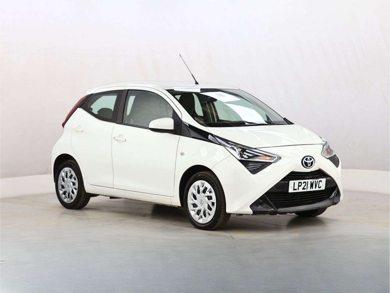 A 2021 TOYOTA AYGO 1.0 VVT-i x-play Hatchback 5dr Petrol Manual Euro 6 (s/s) (71 ps) A 2021 TOYOTA AYGO 1.0 VVT-i x-play Hatchback 5dr Petrol Manual Euro 6 (s/s) (71 ps)