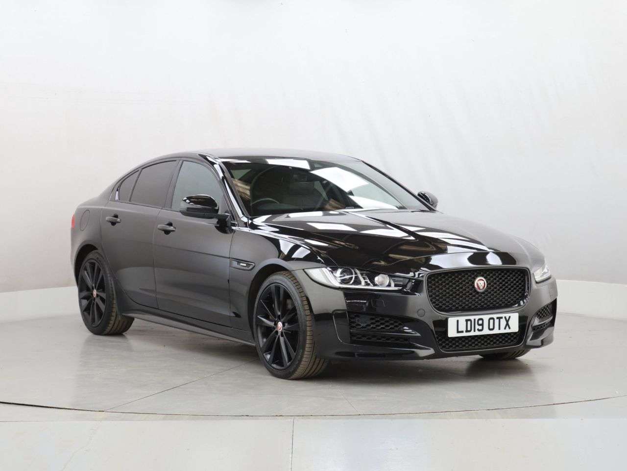 A 2019 JAGUAR XE 2.0i GPF R-Sport Saloon 4dr Petrol Auto Euro 6 (s/s) (200 ps) A 2019 JAGUAR XE 2.0i GPF R-Sport Saloon 4dr Petrol Auto Euro 6 (s/s) (200 ps)