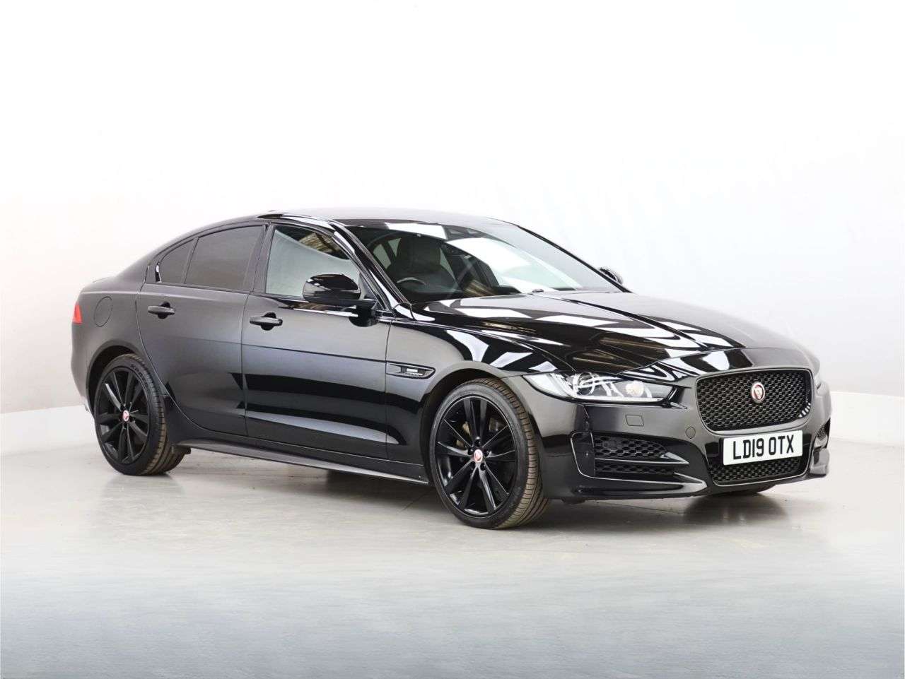 A 2019 JAGUAR XE 2.0i GPF R-Sport Saloon 4dr Petrol Auto Euro 6 (s/s) (200 ps) A 2019 JAGUAR XE 2.0i GPF R-Sport Saloon 4dr Petrol Auto Euro 6 (s/s) (200 ps)