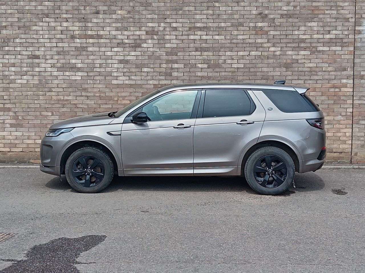 A 2022 LAND ROVER DISCOVERY SPORT 2.0 D165 MHEV Urban Edition SUV 5dr Diesel Auto 4WD Euro 6 (s/s) (163 ps) A 2022 LAND ROVER DISCOVERY SPORT 2.0 D165 MHEV Urban Edition SUV 5dr Diesel Auto 4WD Euro 6 (s/s) (163 ps)
