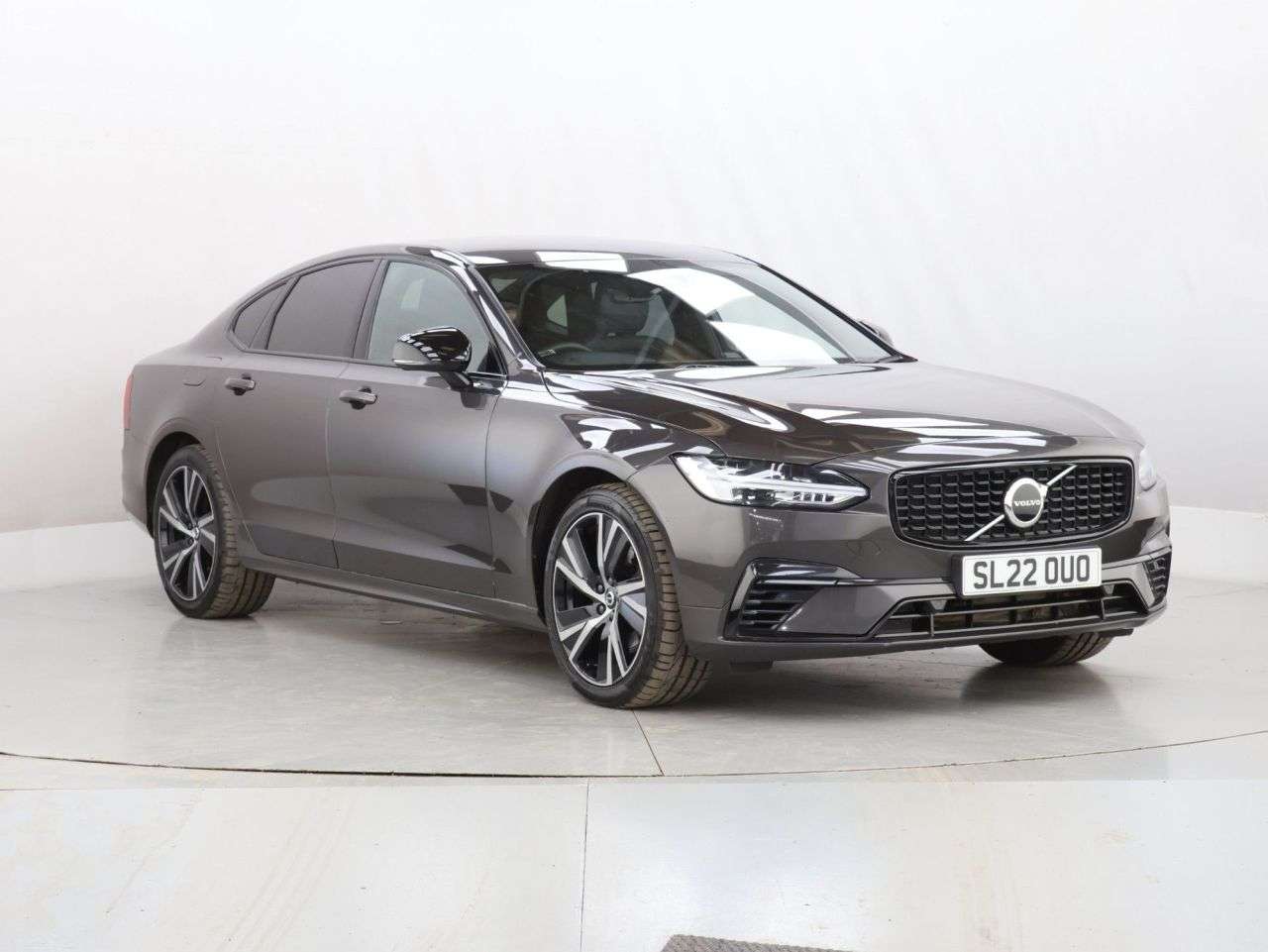 A 2022 VOLVO S90 2.0h T8 Recharge 11.6kWh R-Design Saloon 4dr Petrol Plug-in Hybrid Auto AWD A 2022 VOLVO S90 2.0h T8 Recharge 11.6kWh R-Design Saloon 4dr Petrol Plug-in Hybrid Auto AWD
