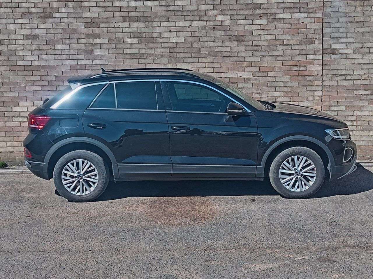 A 2023 VOLKSWAGEN T-ROC 1.5 TSI Life SUV 5dr Petrol DSG Euro 6 (s/s) (150 ps) A 2023 VOLKSWAGEN T-ROC 1.5 TSI Life SUV 5dr Petrol DSG Euro 6 (s/s) (150 ps)