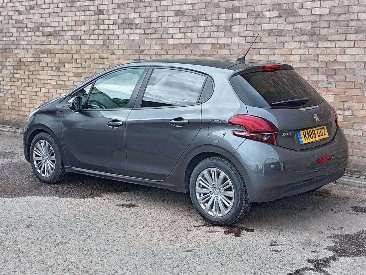 A 2019 PEUGEOT 208 1.2 PureTech Signature Hatchback 5dr Petrol Manual Euro 6 (s/s) (82 ps) A 2019 PEUGEOT 208 1.2 PureTech Signature Hatchback 5dr Petrol Manual Euro 6 (s/s) (82 ps)
