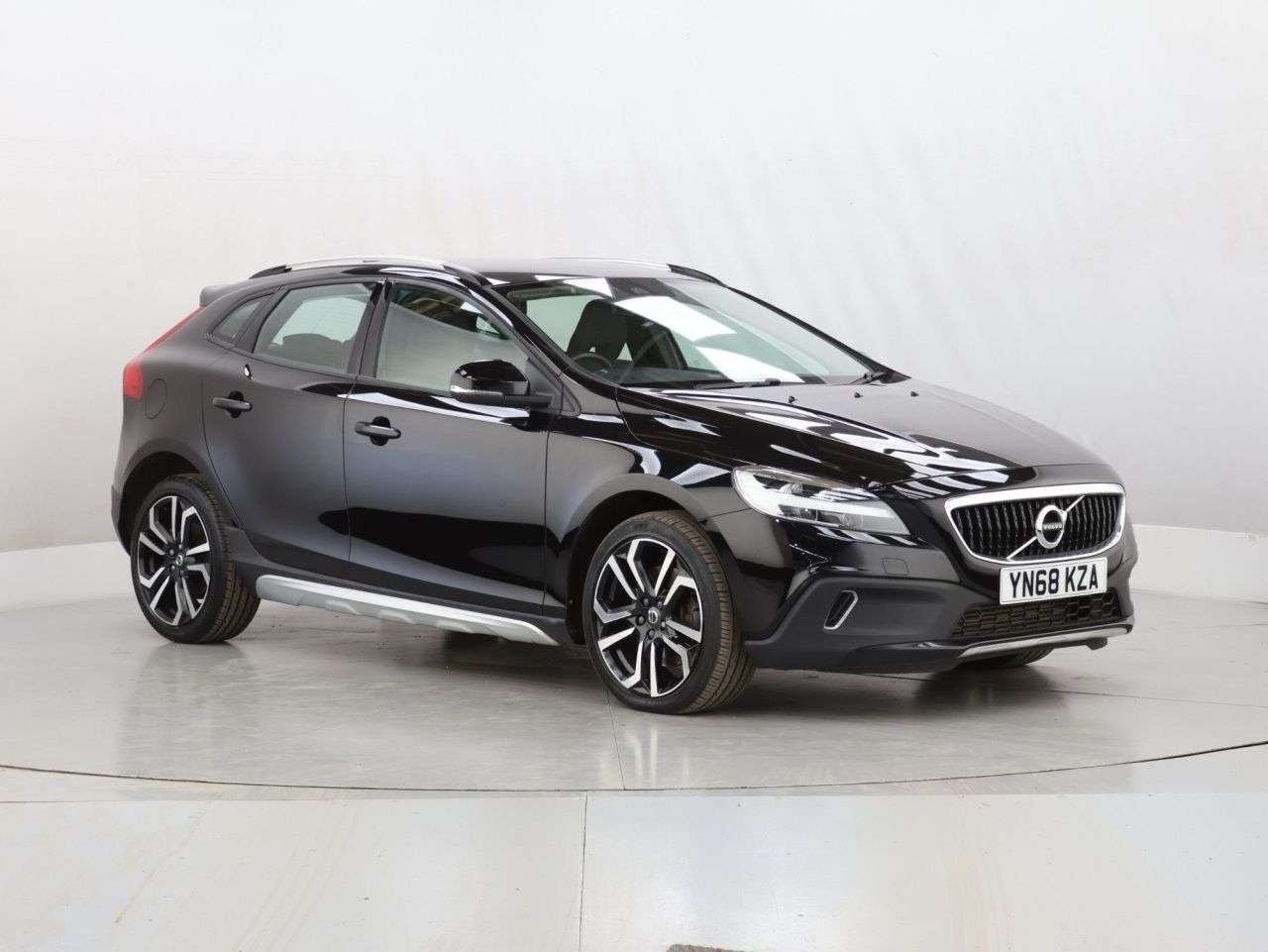 A 2018 VOLVO V40 CROSS COUNTRY 1.5 T3 GPF Nav Plus Hatchback 5dr Petrol Auto Euro 6 (s/s) (152 ps) A 2018 VOLVO V40 CROSS COUNTRY 1.5 T3 GPF Nav Plus Hatchback 5dr Petrol Auto Euro 6 (s/s) (152 ps)