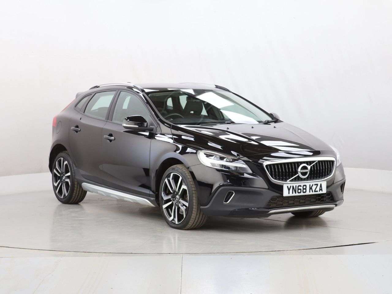 A 2018 VOLVO V40 CROSS COUNTRY 1.5 T3 GPF Nav Plus Hatchback 5dr Petrol Auto Euro 6 (s/s) (152 ps) A 2018 VOLVO V40 CROSS COUNTRY 1.5 T3 GPF Nav Plus Hatchback 5dr Petrol Auto Euro 6 (s/s) (152 ps)