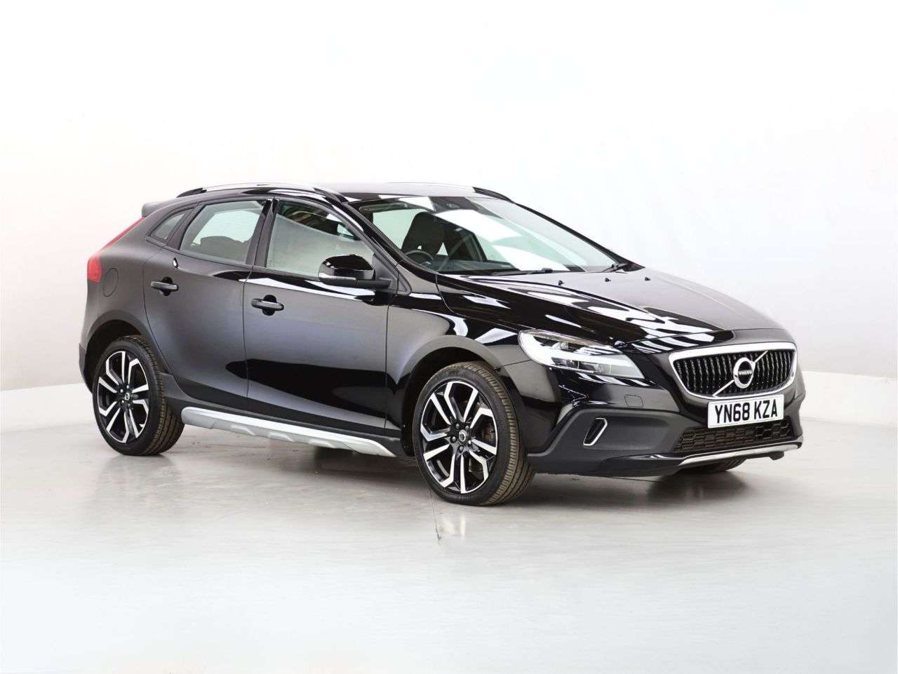 A 2018 VOLVO V40 CROSS COUNTRY 1.5 T3 GPF Nav Plus Hatchback 5dr Petrol Auto Euro 6 (s/s) (152 ps) A 2018 VOLVO V40 CROSS COUNTRY 1.5 T3 GPF Nav Plus Hatchback 5dr Petrol Auto Euro 6 (s/s) (152 ps)