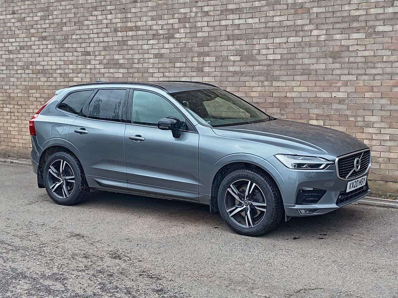 A 2020 VOLVO XC60 2.0 B5 MHEV R-Design SUV 5dr Petrol Hybrid Auto AWD Euro 6 (s/s) (250 ps) A 2020 VOLVO XC60 2.0 B5 MHEV R-Design SUV 5dr Petrol Hybrid Auto AWD Euro 6 (s/s) (250 ps)