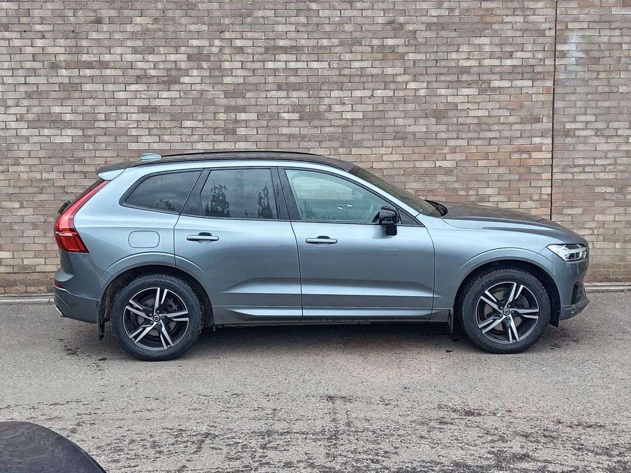 A 2020 VOLVO XC60 2.0 B5 MHEV R-Design SUV 5dr Petrol Hybrid Auto AWD Euro 6 (s/s) (250 ps) A 2020 VOLVO XC60 2.0 B5 MHEV R-Design SUV 5dr Petrol Hybrid Auto AWD Euro 6 (s/s) (250 ps)