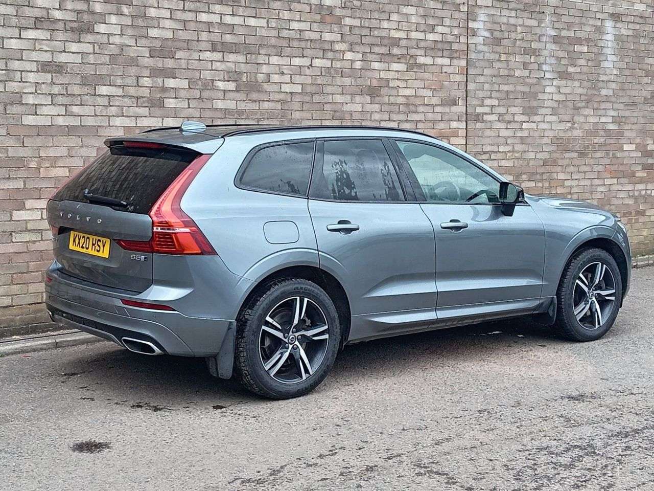 A 2020 VOLVO XC60 2.0 B5 MHEV R-Design SUV 5dr Petrol Hybrid Auto AWD Euro 6 (s/s) (250 ps) A 2020 VOLVO XC60 2.0 B5 MHEV R-Design SUV 5dr Petrol Hybrid Auto AWD Euro 6 (s/s) (250 ps)