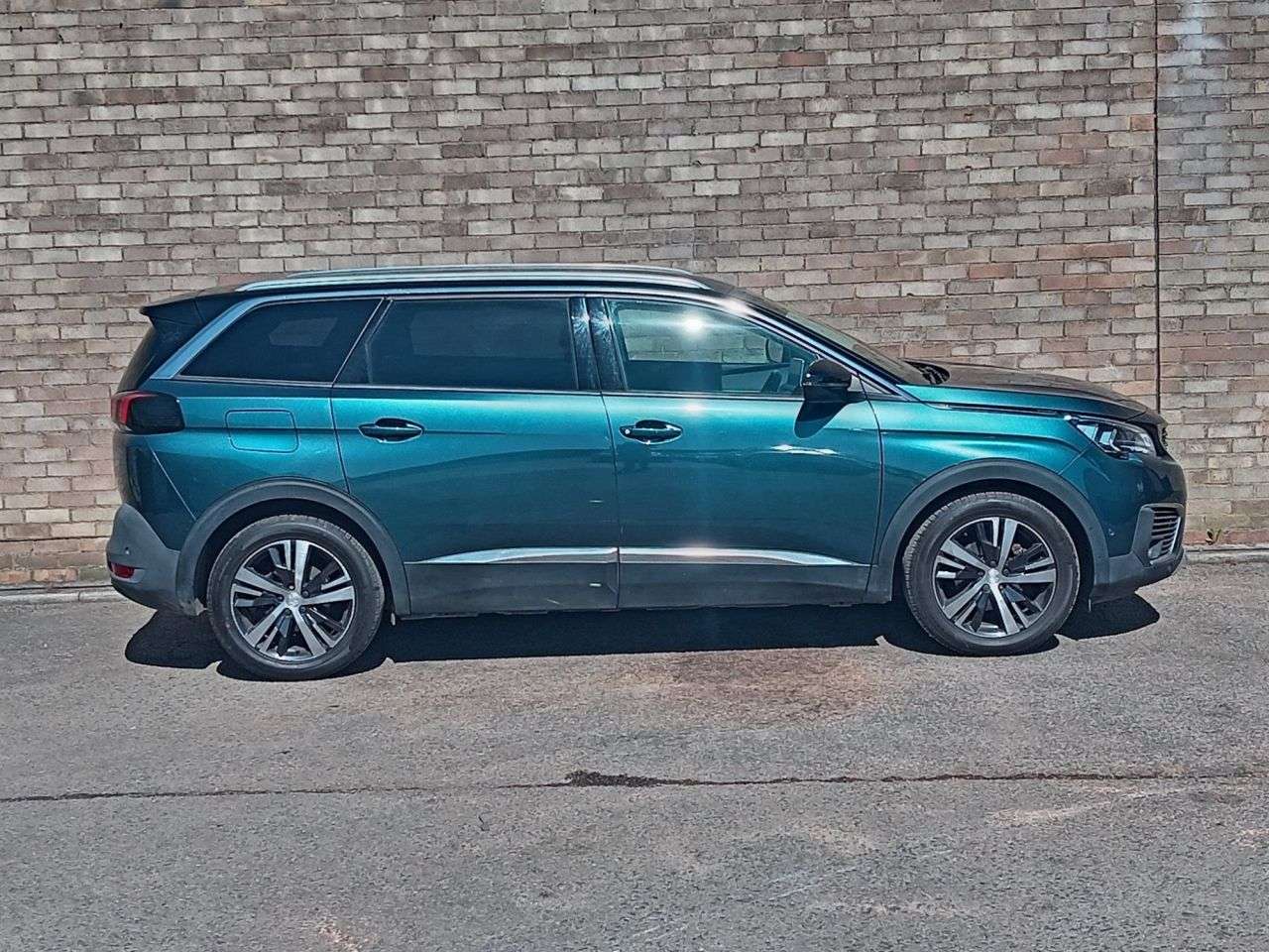 A 2018 PEUGEOT 5008 1.6 BlueHDi Allure SUV 5dr Diesel Manual Euro 6 (s/s) (120 ps) A 2018 PEUGEOT 5008 1.6 BlueHDi Allure SUV 5dr Diesel Manual Euro 6 (s/s) (120 ps)