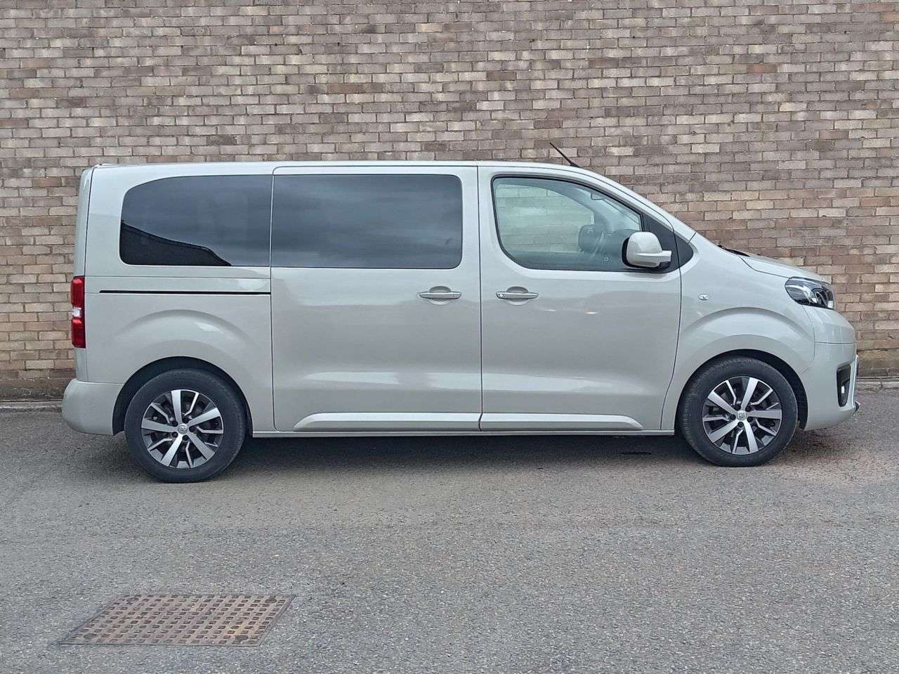 A 2021 TOYOTA PROACE VERSO 2.0D Family Medium MPV 5dr Diesel Auto MWB Euro 6 (s/s) (8 Seat) (180 ps) A 2021 TOYOTA PROACE VERSO 2.0D Family Medium MPV 5dr Diesel Auto MWB Euro 6 (s/s) (8 Seat) (180 ps)