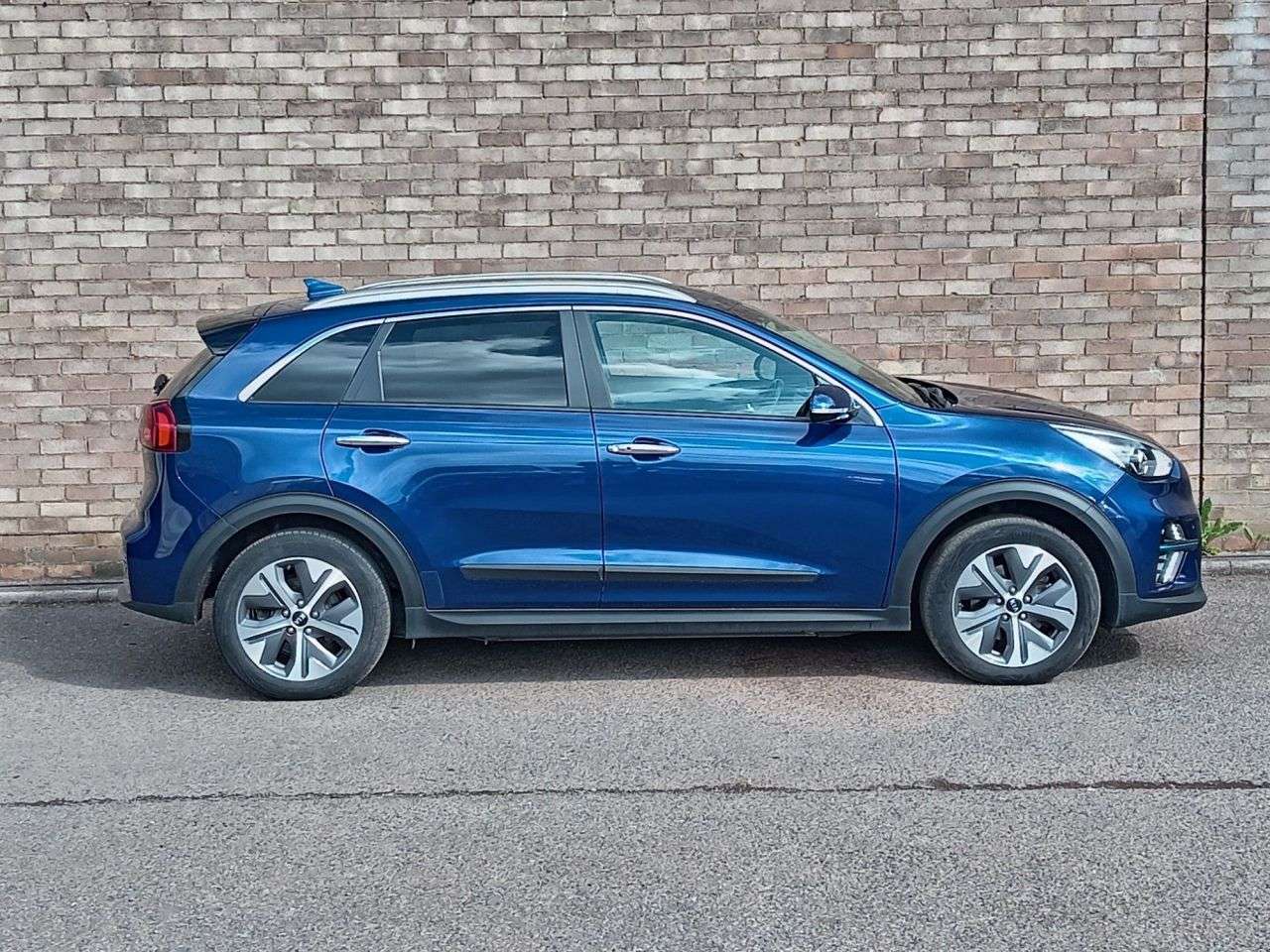 A 2021 KIA NIRO 64kWh 3 SUV 5dr Electric Auto (201 bhp) A 2021 KIA NIRO 64kWh 3 SUV 5dr Electric Auto (201 bhp)