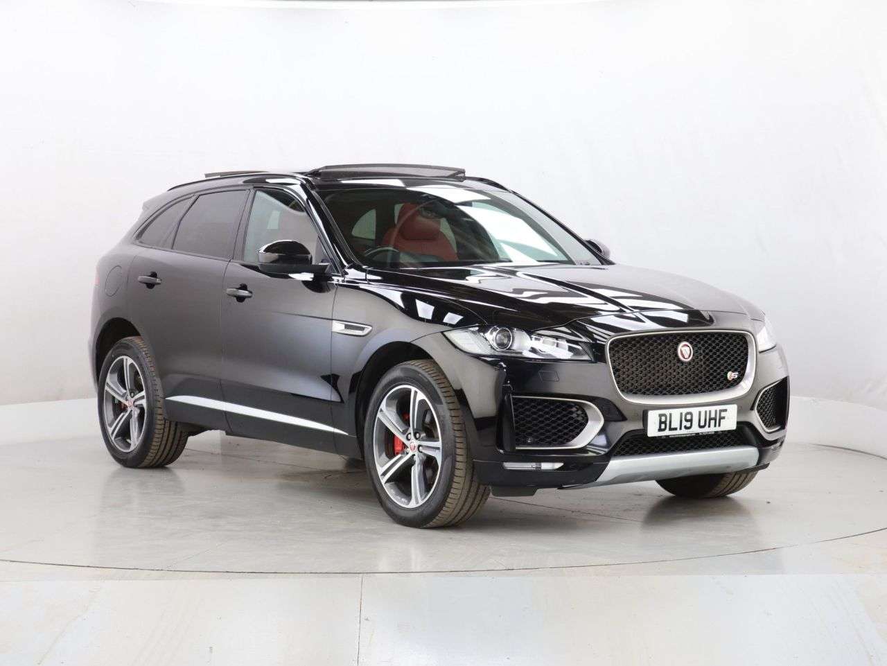A 2019 JAGUAR F-PACE S AWD A 2019 JAGUAR F-PACE S AWD