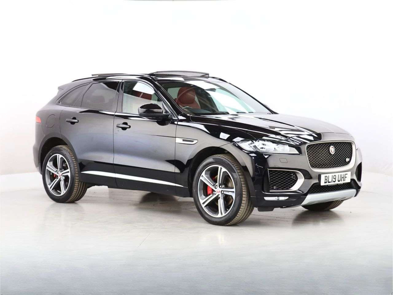 A 2019 JAGUAR F-PACE S AWD A 2019 JAGUAR F-PACE S AWD