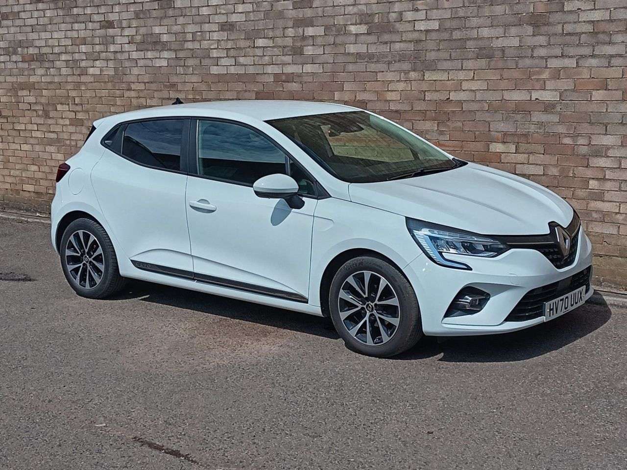 A 2020 RENAULT CLIO 1.0 TCe Iconic Hatchback 5dr Petrol Manual Euro 6 (s/s) (100 ps) A 2020 RENAULT CLIO 1.0 TCe Iconic Hatchback 5dr Petrol Manual Euro 6 (s/s) (100 ps)