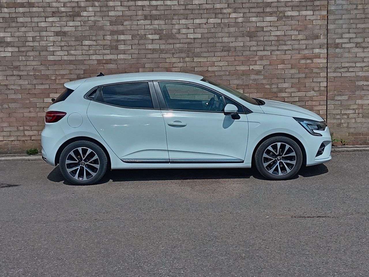 A 2020 RENAULT CLIO 1.0 TCe Iconic Hatchback 5dr Petrol Manual Euro 6 (s/s) (100 ps) A 2020 RENAULT CLIO 1.0 TCe Iconic Hatchback 5dr Petrol Manual Euro 6 (s/s) (100 ps)
