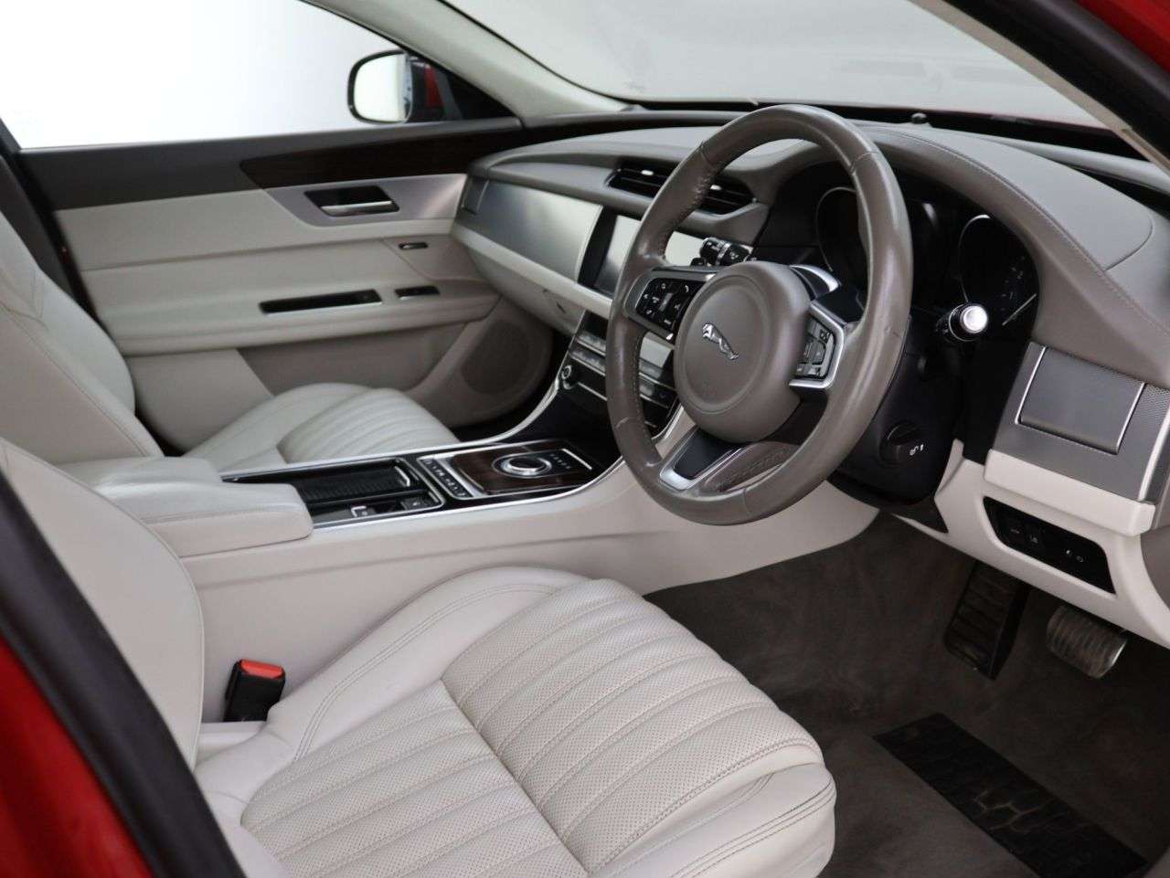 A 2019 JAGUAR XF 2.0i Portfolio GPF Saloon 4dr Petrol Auto Euro 6 (s/s) (250 ps) A 2019 JAGUAR XF 2.0i Portfolio GPF Saloon 4dr Petrol Auto Euro 6 (s/s) (250 ps)