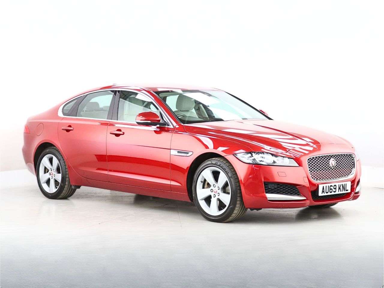 A 2019 JAGUAR XF 2.0i Portfolio GPF Saloon 4dr Petrol Auto Euro 6 (s/s) (250 ps) A 2019 JAGUAR XF 2.0i Portfolio GPF Saloon 4dr Petrol Auto Euro 6 (s/s) (250 ps)