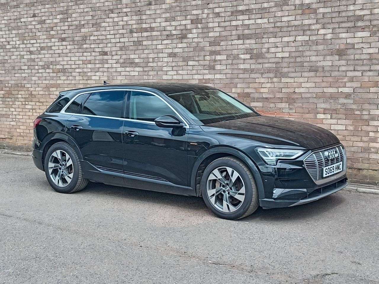 A 2019 AUDI E-TRON 55 SUV 5dr Electric Auto quattro 95kWh (408 ps) A 2019 AUDI E-TRON 55 SUV 5dr Electric Auto quattro 95kWh (408 ps)
