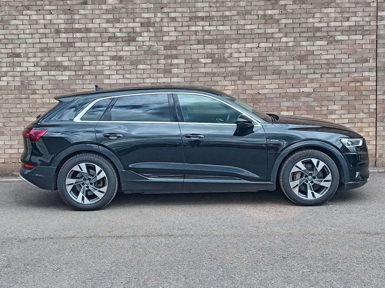 A 2019 AUDI E-TRON 55 SUV 5dr Electric Auto quattro 95kWh (408 ps) A 2019 AUDI E-TRON 55 SUV 5dr Electric Auto quattro 95kWh (408 ps)
