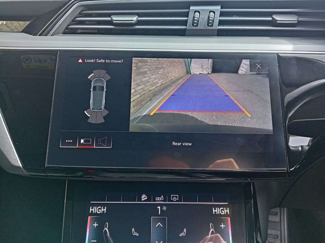 A 2019 AUDI E-TRON 55 SUV 5dr Electric Auto quattro 95kWh (408 ps) A 2019 AUDI E-TRON 55 SUV 5dr Electric Auto quattro 95kWh (408 ps)