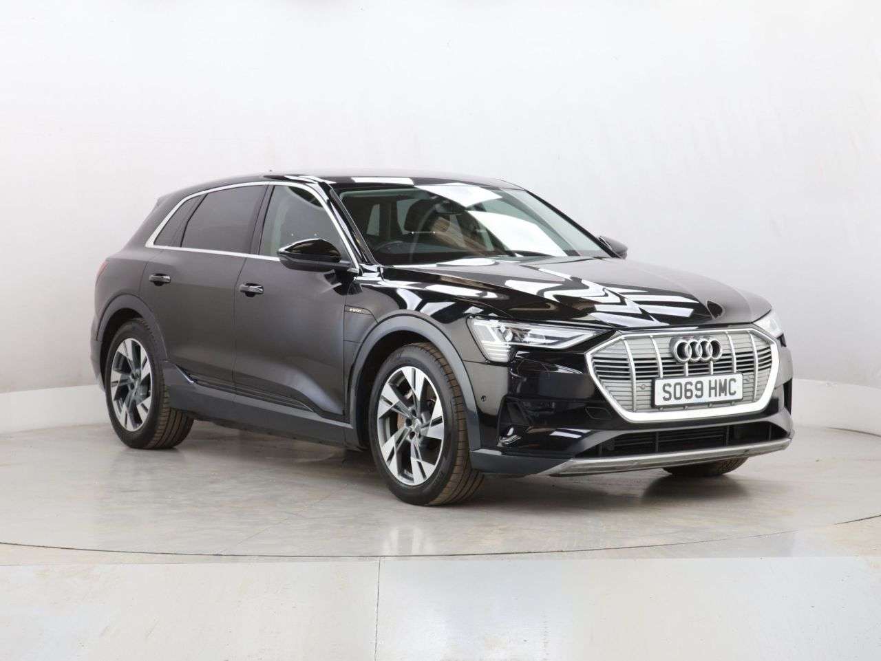A 2019 AUDI E-TRON 55 SUV 5dr Electric Auto quattro 95kWh (408 ps) A 2019 AUDI E-TRON 55 SUV 5dr Electric Auto quattro 95kWh (408 ps)