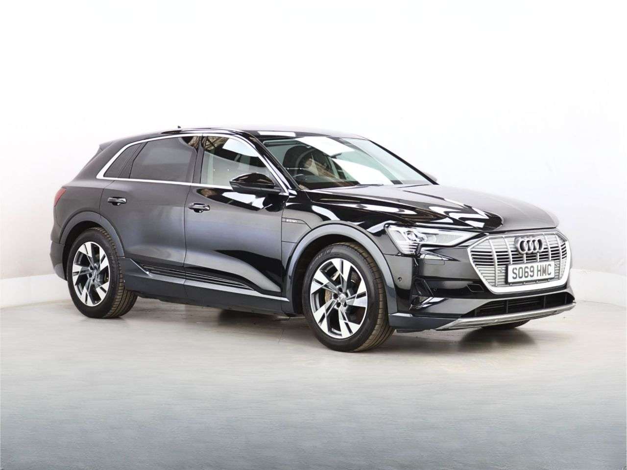 A 2019 AUDI E-TRON 55 SUV 5dr Electric Auto quattro 95kWh (408 ps) A 2019 AUDI E-TRON 55 SUV 5dr Electric Auto quattro 95kWh (408 ps)