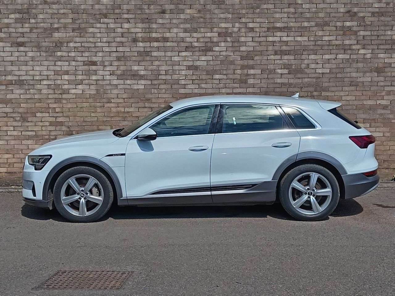 A 2021 AUDI E-TRON 50 Technik SUV 5dr Electric Auto quattro 71.2kWh (11kW Charger) (313 ps) A 2021 AUDI E-TRON 50 Technik SUV 5dr Electric Auto quattro 71.2kWh (11kW Charger) (313 ps)