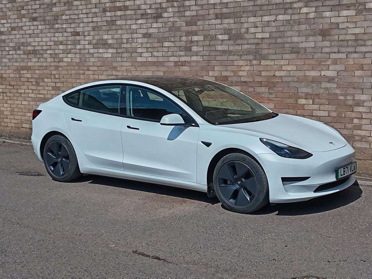 A 2021 TESLA MODEL 3 Standard Range Plus Saloon 4dr Electric Auto RWD (241 bhp) A 2021 TESLA MODEL 3 Standard Range Plus Saloon 4dr Electric Auto RWD (241 bhp)