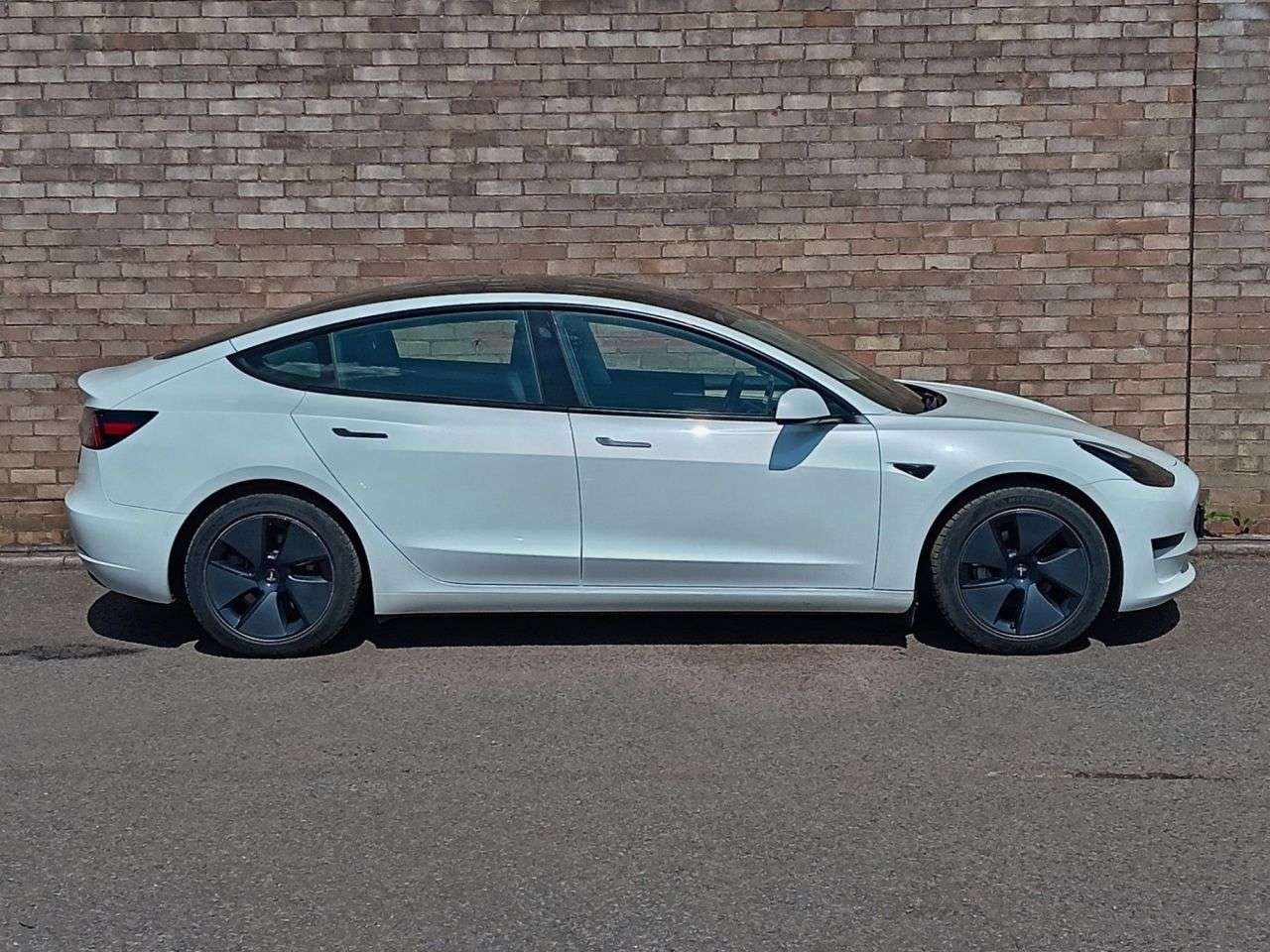 A 2021 TESLA MODEL 3 Standard Range Plus Saloon 4dr Electric Auto RWD (241 bhp) A 2021 TESLA MODEL 3 Standard Range Plus Saloon 4dr Electric Auto RWD (241 bhp)